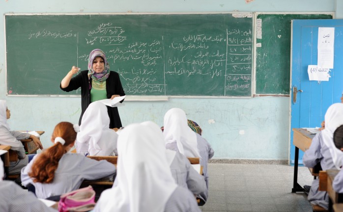 معلمة خلال حصة مدرسة في غزة